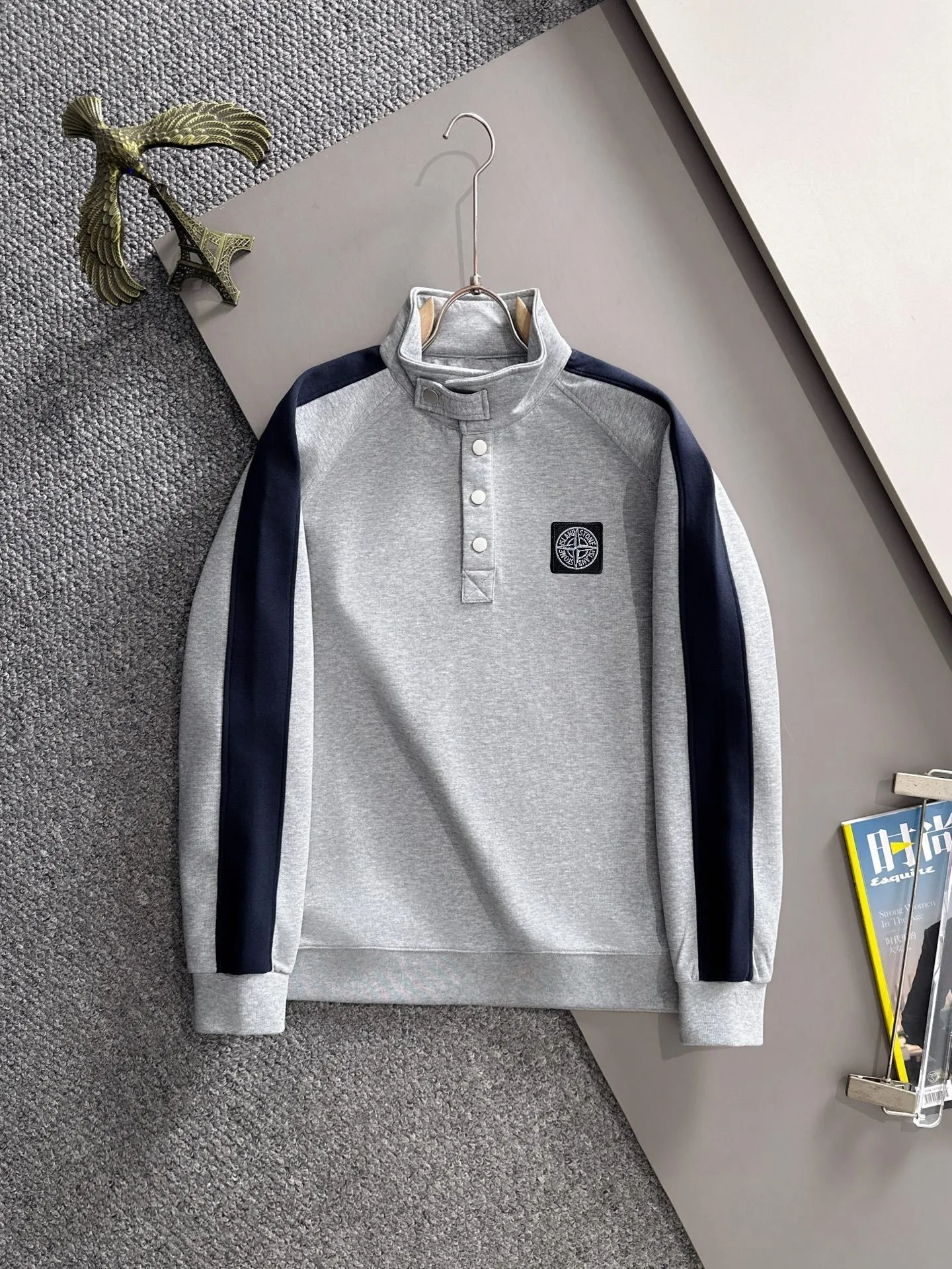 P360 Shitou Daojia's first release of 25ss autumn and winter new lapel sweatshirt long-sleeved men and women. Many celebrities share the same style. Craftsmanship that ordinary small workshops cannot copy. We are not afraid of any challenges in terms of materials, detail restoration and craftsmanship, just to provide you with wonderful products. Compare the top original versions at will. No expense is spared just to do better. Unique imported fabric feel. Purely imported German machine production. Precision operation. Thousands of needles density. Full set of new accessories with three standards for simultaneous customization. The upper body is versatile and fashionable. A perfect choice for autumn and winter. A must-have item. Size chart: m-4XL (Please state your height and weight when placing an order.